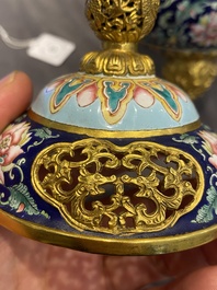 Br&ucirc;le-parfum couvert pour l'hommage imp&eacute;rial en &eacute;maux de Canton &agrave; fond bleu, marque et &eacute;poque de Qianlong