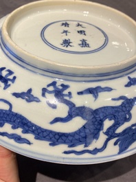 Een Chinees blauw-wit 'draken' bord, Jiajijng merk en periode
