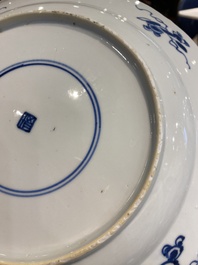 Paire de plats en porcelaine de Chine en bleu et blanc &agrave; d&eacute;cor de navires de la Compagnie des Indes, Kangxi