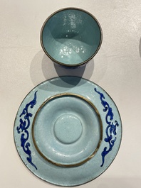Paire de tasses sur supports de type 'trembleuse' en &eacute;maux de Canton &agrave; d&eacute;cor 'Shou', Chine, Qianlong