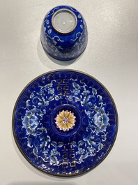 Paire de tasses sur supports de type 'trembleuse' en &eacute;maux de Canton &agrave; d&eacute;cor 'Shou', Chine, Qianlong
