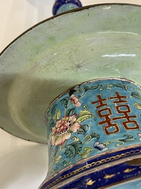 Een grote Chinese Canton email hoedensteun, Qianlong/Jiaqing