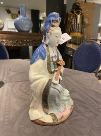 Een Chinese famille rose figuur van Guanyin met een ruyi scepter, Qianlong