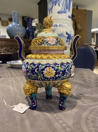 Br&ucirc;le-parfum couvert pour l'hommage imp&eacute;rial en &eacute;maux de Canton &agrave; fond bleu, marque et &eacute;poque de Qianlong