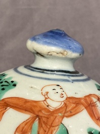 Vase couvert en porcelaine de Chine wucai &agrave; sujet narratif, &eacute;poque Transition