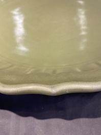 Een zeer grote Chinese Longquan celadon schotel, wellicht Chuzhou ovens, Ming