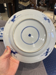 Paire de plats en porcelaine de Chine en bleu et blanc &agrave; d&eacute;cor de navires de la Compagnie des Indes, Kangxi