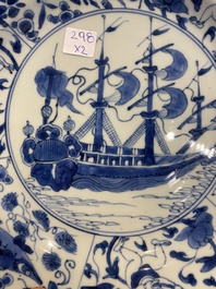 Paire de plats en porcelaine de Chine en bleu et blanc &agrave; d&eacute;cor de navires de la Compagnie des Indes, Kangxi
