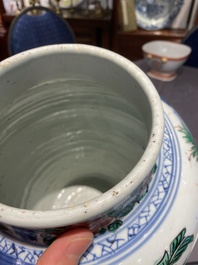 Vase couvert en porcelaine de Chine wucai &agrave; d&eacute;cor de gar&ccedil;ons jouant, &eacute;poque Transition