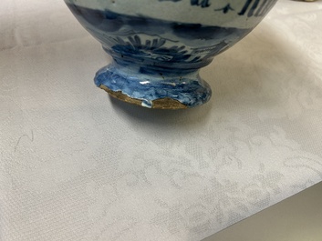 Une paire d'albarelli et une chevrette en majolique italienne en bleu, blanc et mangan&egrave;se, Savone, 17&egrave;me