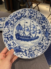 Paire de plats en porcelaine de Chine en bleu et blanc &agrave; d&eacute;cor de navires de la Compagnie des Indes, Kangxi