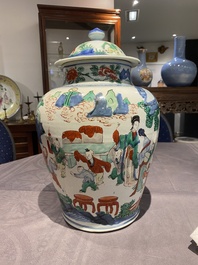 Vase couvert en porcelaine de Chine wucai &agrave; d&eacute;cor de gar&ccedil;ons jouant, &eacute;poque Transition