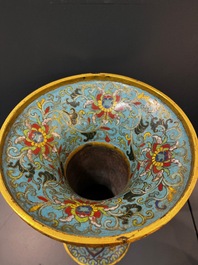 Een Chinese cloisonn&eacute; 'gu' vaas met lotusslingers, 18/19e eeuw