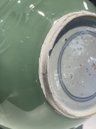 Een Chinese monochrome celadon-geglazuurde 'draken' vaas, 19e eeuw