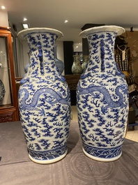 Paire de vases en porcelaine de Chine en bleu et blanc &agrave; d&eacute;cor de dragons, 19&egrave;me