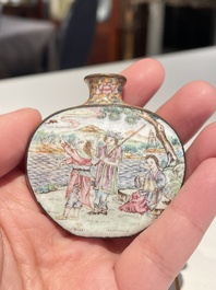 Tabati&egrave;re en &eacute;maux de P&eacute;kin &agrave; d&eacute;cor d'&eacute;trangers, marque et &eacute;poque de Qianlong