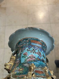 Twee paar Chinese Canton famille rose vazen, 19e eeuw