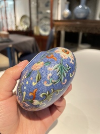 Pot &agrave; eau en porcelaine de Chine famille rose &agrave; fond bleu, marque de Qianlong, R&eacute;publique