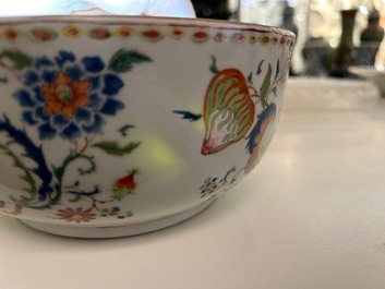 Een Chinese famille rose 'Pompadour' kom, Qianlong, ca. 1745