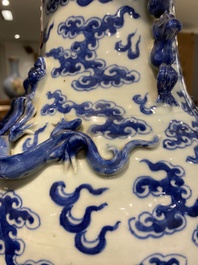 Paire de vases en porcelaine de Chine en bleu et blanc &agrave; d&eacute;cor de dragons, 19&egrave;me