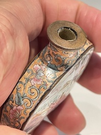 Tabati&egrave;re en &eacute;maux de P&eacute;kin &agrave; d&eacute;cor d'&eacute;trangers, marque et &eacute;poque de Qianlong