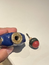 Twee Chinese snuifflessen in porselein, Daoguang merk en periode