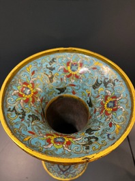 Een Chinese cloisonn&eacute; 'gu' vaas met lotusslingers, 18/19e eeuw