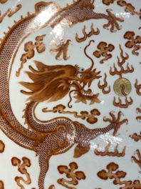 Plat en porcelaine de Chine &agrave; d&eacute;cor de dragons en rouge de fer et dor&eacute;, marque et &eacute;poque de Guangxu