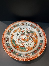 Paire de plats en porcelaine de Chine famille verte &agrave; d&eacute;cor de ph&eacute;nix, Kangxi