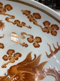Plat en porcelaine de Chine &agrave; d&eacute;cor de dragons en rouge de fer et dor&eacute;, marque et &eacute;poque de Guangxu