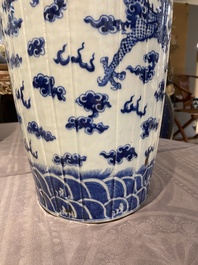 Een paar Chinese blauw-witte 'draken' vazen, 19e eeuw