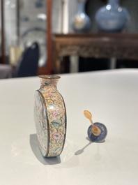 Tabati&egrave;re en &eacute;maux de P&eacute;kin &agrave; d&eacute;cor d'&eacute;trangers, marque et &eacute;poque de Qianlong