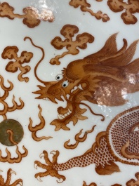 Plat en porcelaine de Chine &agrave; d&eacute;cor de dragons en rouge de fer et dor&eacute;, marque et &eacute;poque de Guangxu