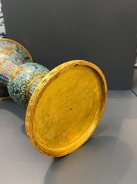 Een Chinese cloisonn&eacute; 'gu' vaas met lotusslingers, 18/19e eeuw