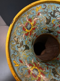 Een Chinese cloisonn&eacute; 'gu' vaas met lotusslingers, 18/19e eeuw