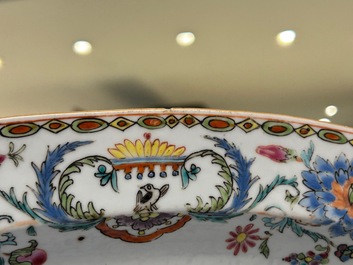 Drie Chinese ovalen famille rose 'Pompadour' schotels, Qianlong, ca. 1745
