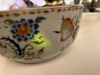 Een Chinese famille rose 'Pompadour' kom, Qianlong, ca. 1745