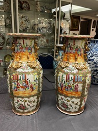 Twee paar Chinese Canton famille rose vazen, 19e eeuw