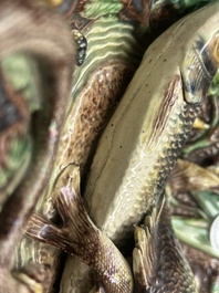 Plat de forme ovale en terre verniss&eacute;e figurant deux poissons dans le style de Palissy, Victor Barbizet (1808-1884), 19&egrave;me