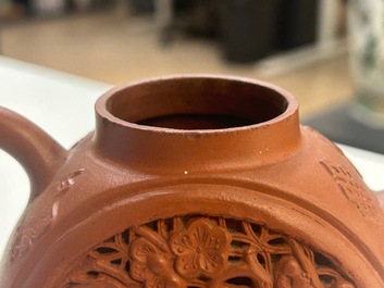 Th&eacute;i&egrave;re couverte ajour&eacute;e en gr&egrave;s de Yixing &agrave; double parois aux montures en argent, Chine, Kangxi