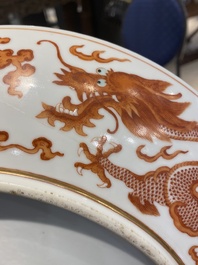 Plat en porcelaine de Chine &agrave; d&eacute;cor de dragons en rouge de fer et dor&eacute;, marque et &eacute;poque de Guangxu