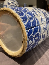Een paar Chinese blauw-witte 'draken' vazen, 19e eeuw