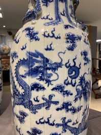 Een paar Chinese blauw-witte 'draken' vazen, 19e eeuw