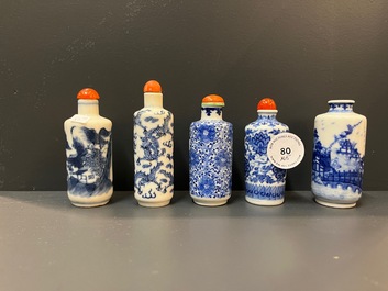 Cinq tabati&egrave;res en porcelaine de Chine en bleu et blanc, 19/20&egrave;me