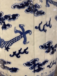 Een paar Chinese blauw-witte 'draken' vazen, 19e eeuw