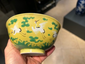 Een Chinese kom met kraanvogels op een gele fondkleur, Yongzheng merk en mogelijk periode