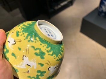 Een Chinese kom met kraanvogels op een gele fondkleur, Yongzheng merk en mogelijk periode