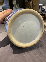 Paire de vases en porcelaine de Chine en bleu et blanc &agrave; d&eacute;cor de dragons, 19&egrave;me