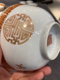 Een Chinees ijzerrood en verguld 36-delig 'Shou' servies, Tongzhi merk en periode