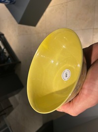 Een Chinese kom met kraanvogels op een gele fondkleur, Yongzheng merk en mogelijk periode